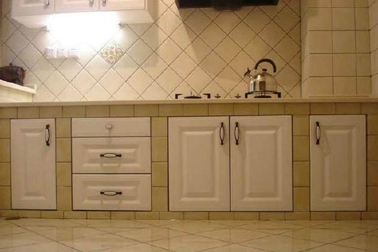 厨房地柜瓷砖好还是板材好,厨房做橱柜好吗