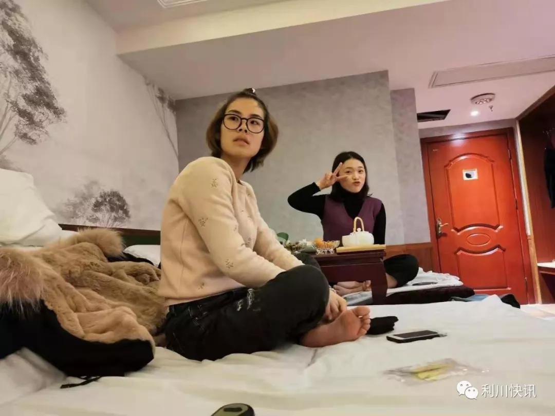 很多利川人到“东城路88号新世界国际酒店10楼”干什么了?