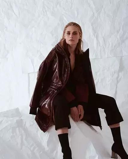 羽绒服怎么穿效果最好 (羽绒服穿着要什么样才叫做刚合适)