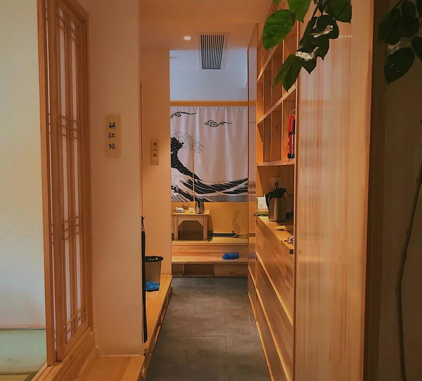 炎热的夏天，社畜需要一个安静的小酒馆