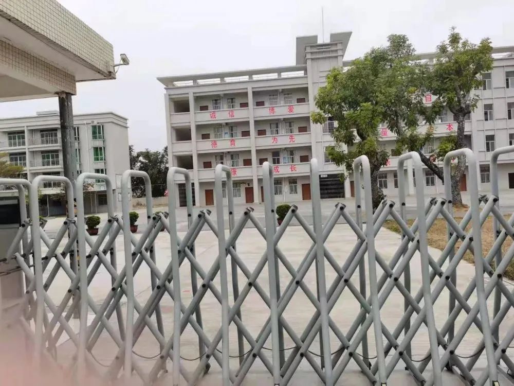 吴川一老先生归乡游玩,抒发家乡社会主义新农村建设有感