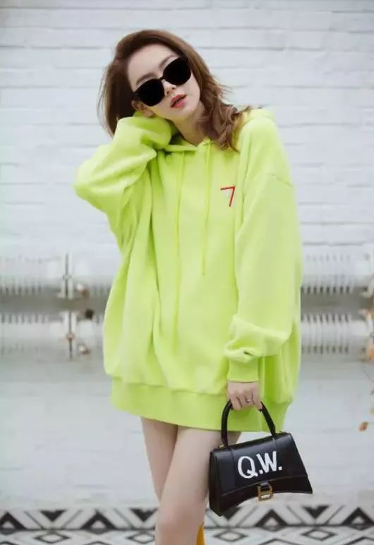 卫衣丑陋穿搭,卫衣太大了怎么穿才好看