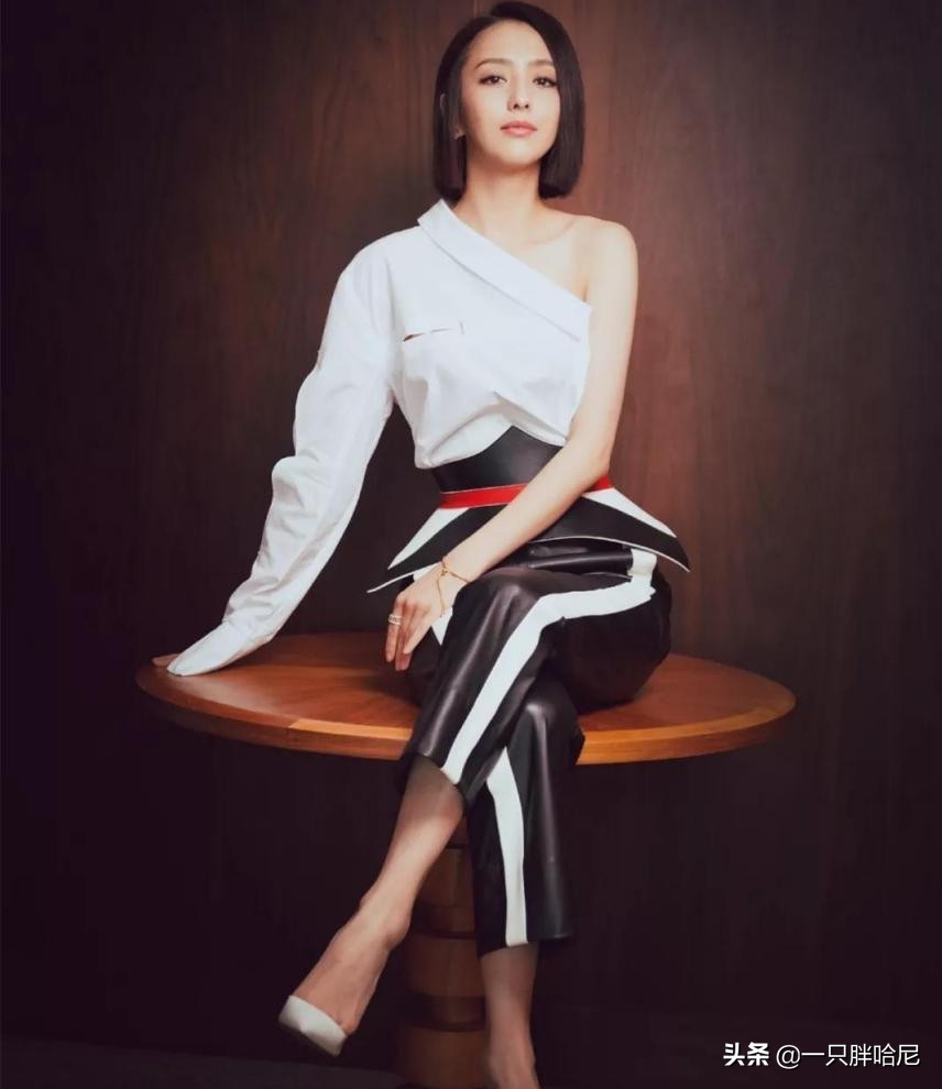 斜肩露半边肩衣服穿搭,夏天就要露肩