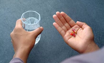 大连8粒药治痛风,大连女子买五瓶药后续