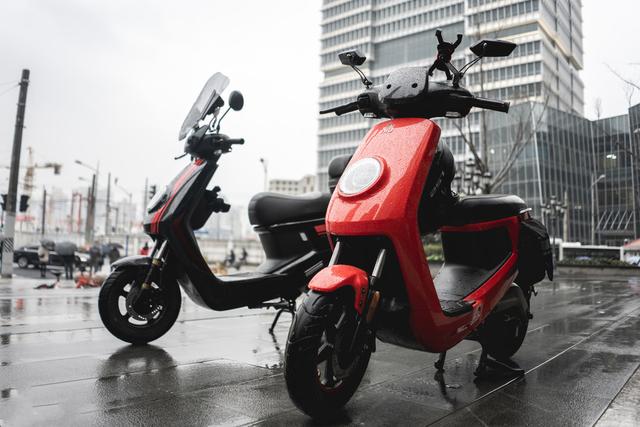 电动车充满后不拔电源浪费电吗,电动车充满后不拔对电瓶有影响吗