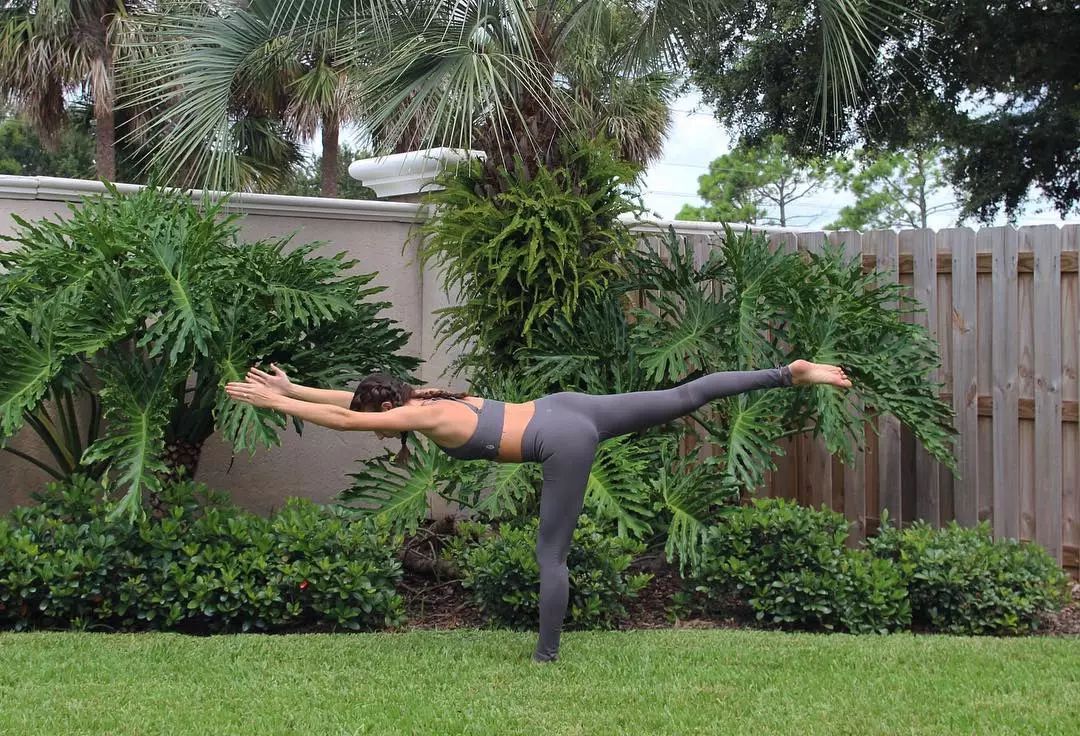 能让身体迅速出汗的动作,来点轻松弹跳步