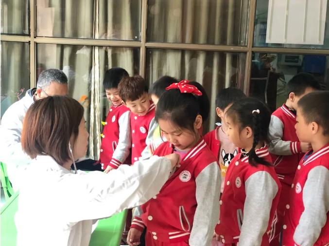 幼儿园开展健康主题教育活动简报,实验幼儿园进行幼儿秋季健康体检