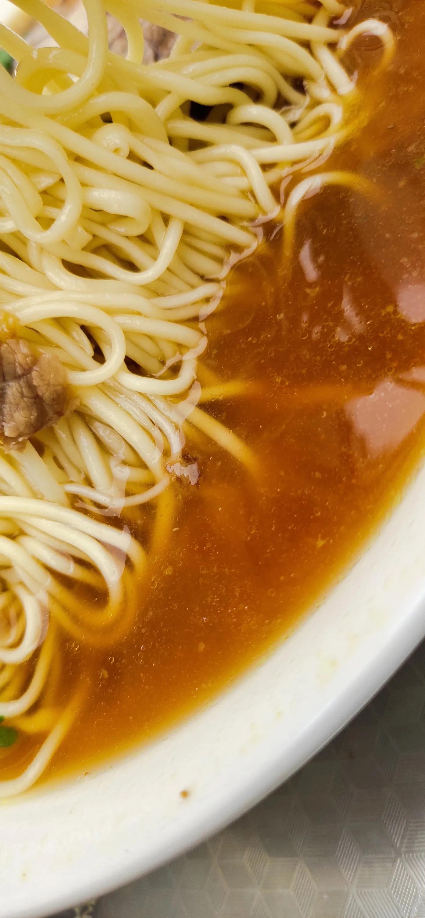 青岛黄汤拉面飘着绿色的油沫,青岛黄汤拉面