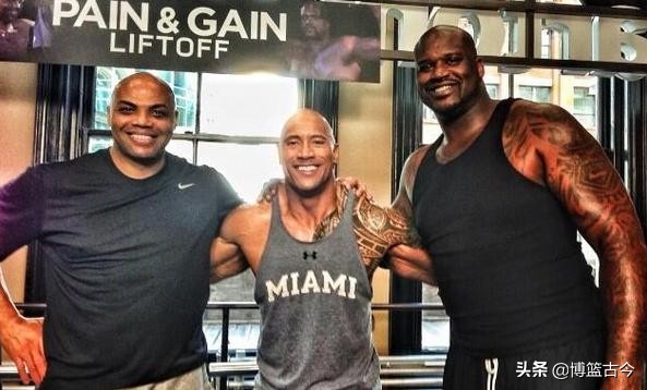 伦纳德单手单脚扣篮,伦纳德身材多夸张