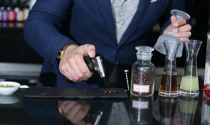 街边调酒摊实际到底赚钱吗,一线城市调酒师真实收入