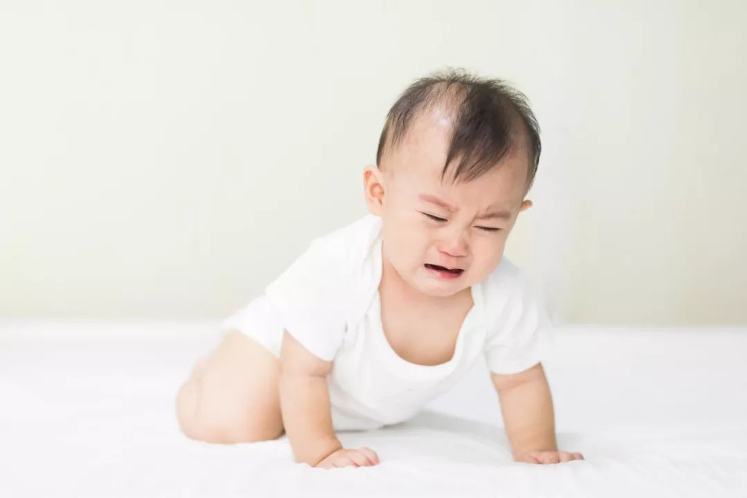 腹泻拉绿色便便是怎么回事,宝宝腹泻拉绿色的便便还酸臭