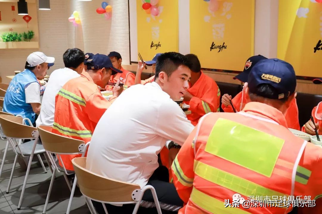 爱心志愿者为环卫工人送餐,暖心志愿者为环卫工人送上爱心粥