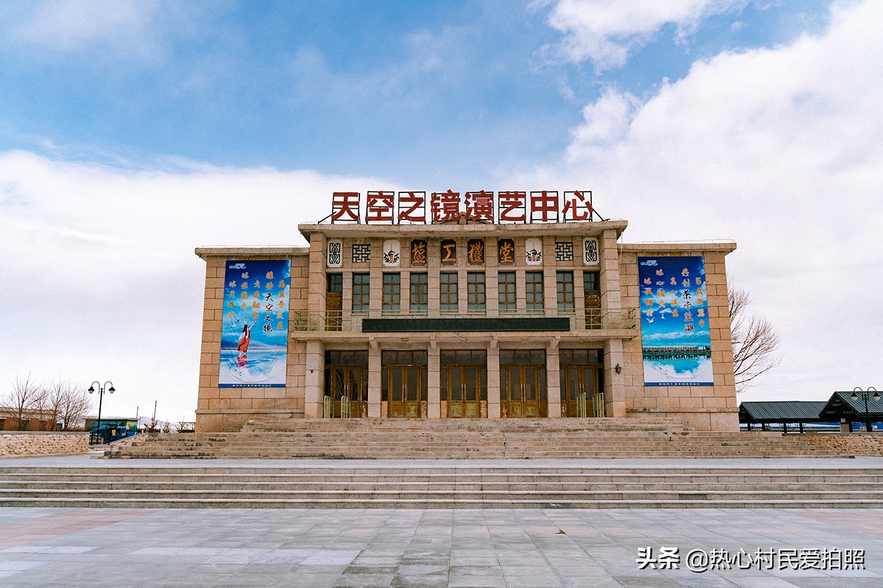 两个小伙去西藏,两个小伙在野外游玩