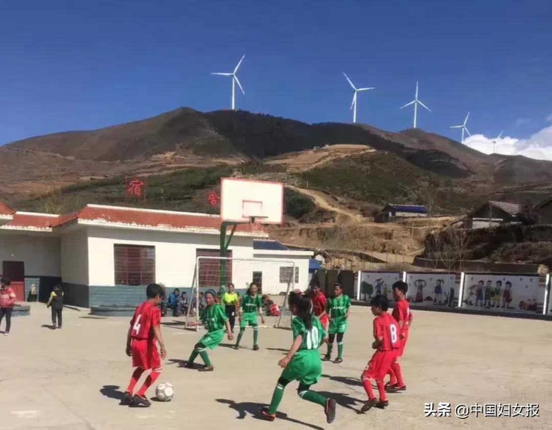 一群女孩踢球,大山里走出女子足球队