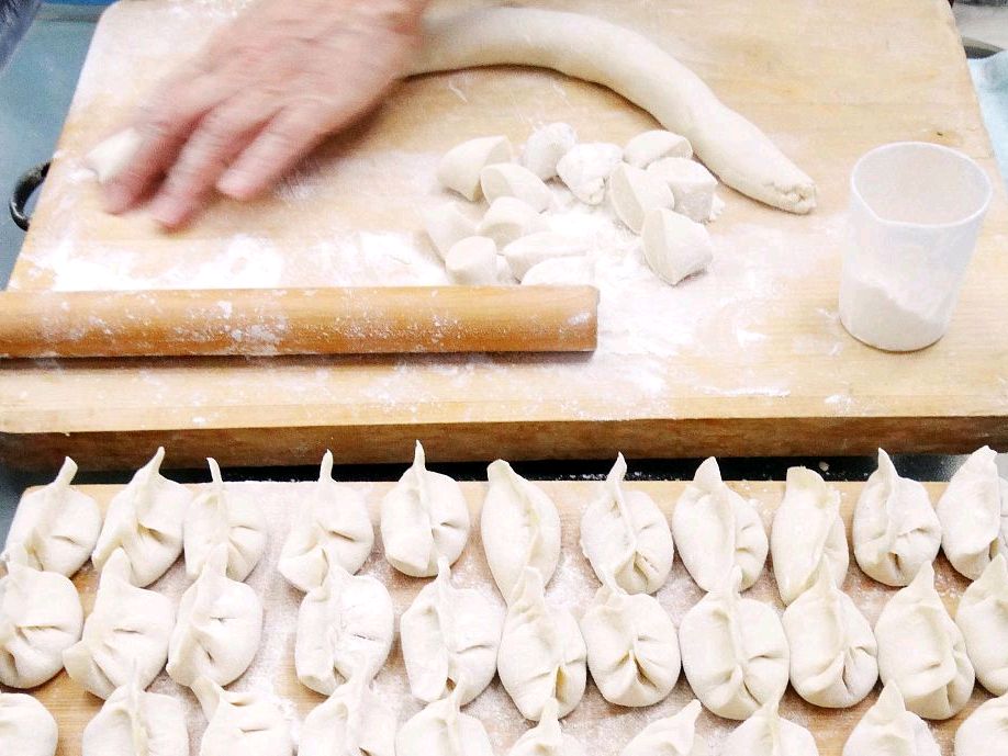 手把手教你擀饺子面皮,饺子店手工饺子皮视频教程