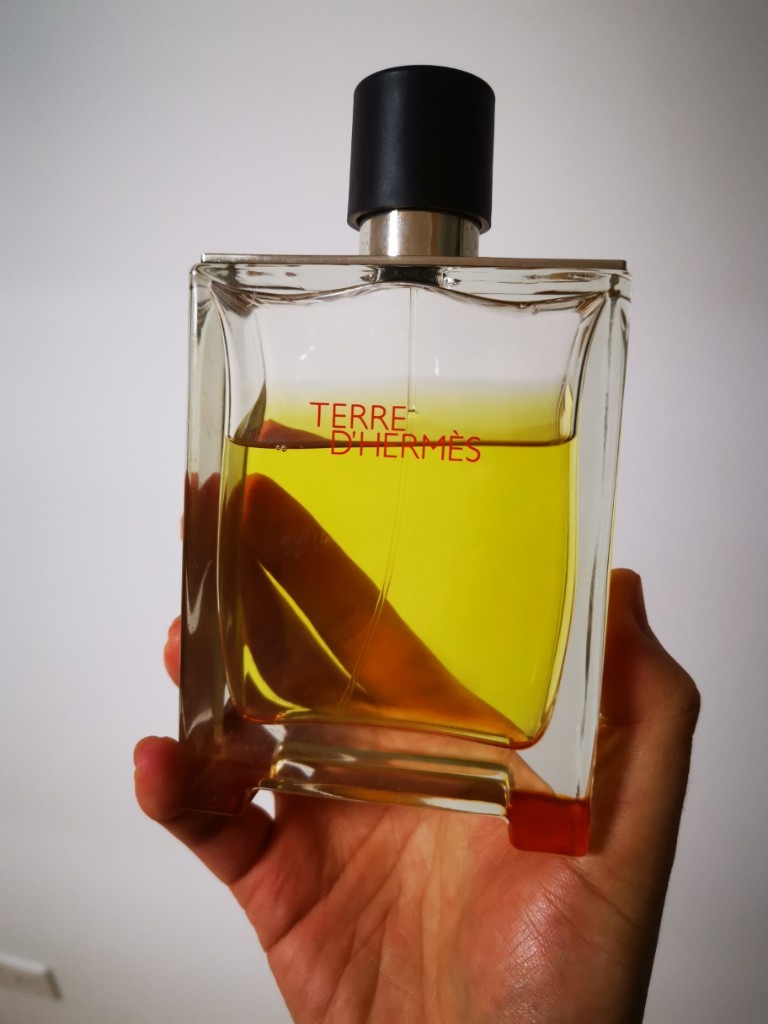 范思哲和爱马仕大地香水哪个好闻,跟爱马仕大地一个级别的女士香水