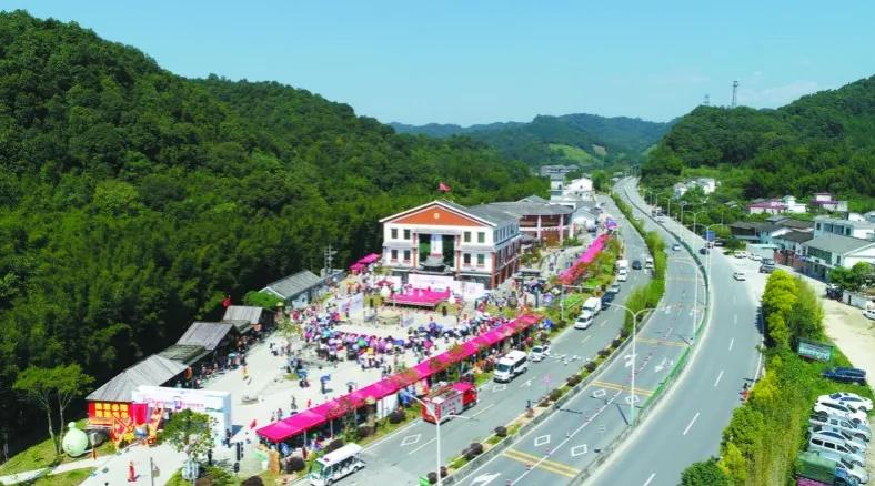 楂樻牎瀛︾敓鐪间腑鐨勫叡闈掑洟,楂樻牎鐢熺溂涓殑鏃朵唬鍙樿縼