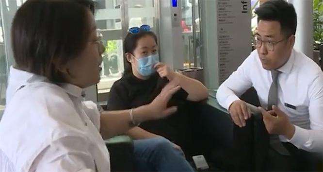 奔驰女爆胎后续,奔驰爆胎7次不能压井盖