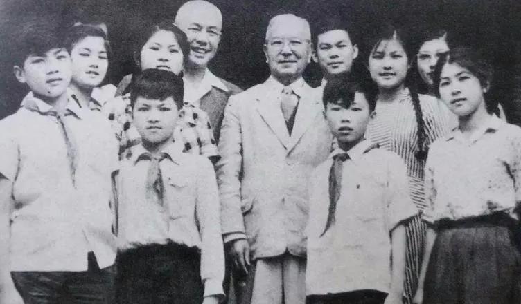 论倾财兴学，无人可比陈嘉庚！女婿李光前慷慨，堂侄办南洋大学