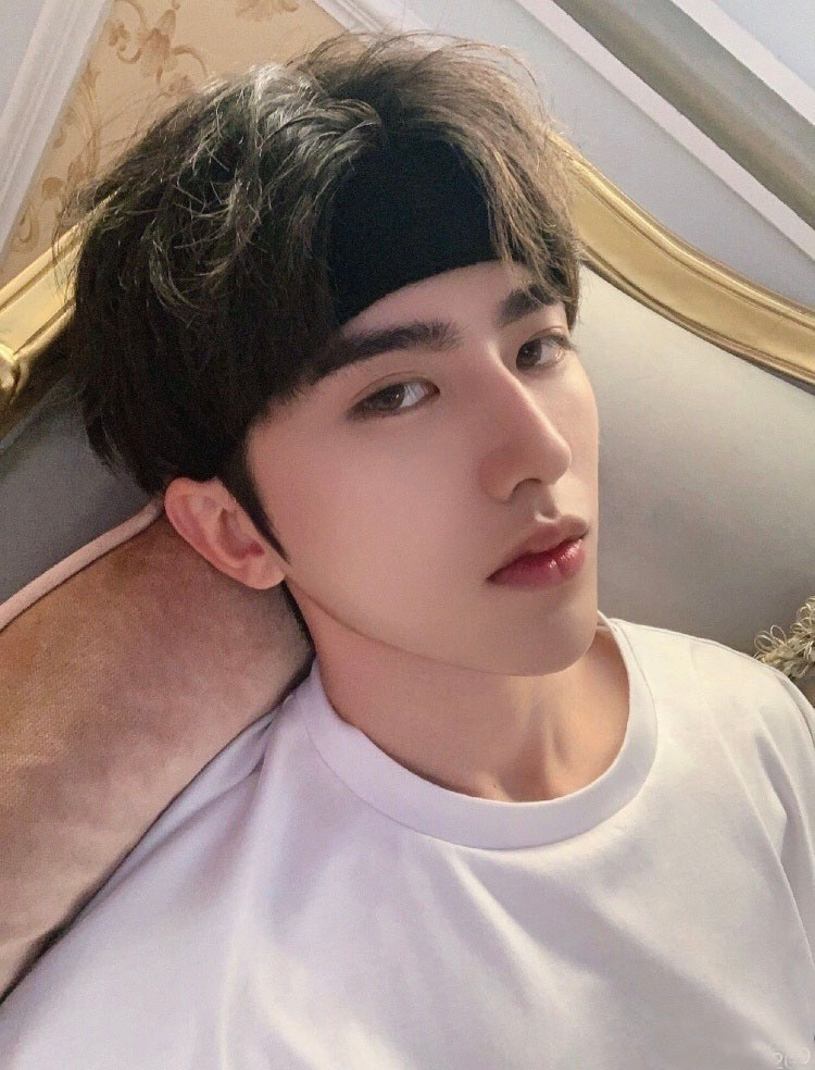 蔡徐坤为何对自己篮球那么自信,篮球帅哥蔡徐坤颜值