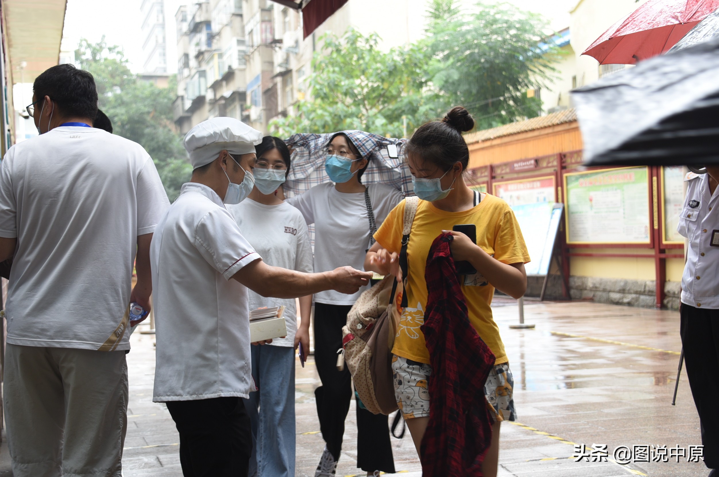 巡防员牵线*光春**早点餐饮，400张汤类半价优惠卡送高考考生