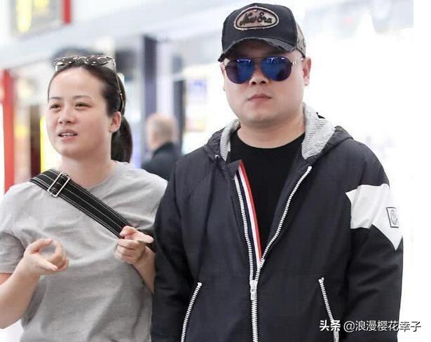 李湘晒全家福庆生,李湘豪宅内晒全家福