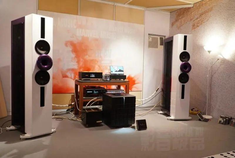 这只“火鸟”是白色的,CessaroFirebird扬声器