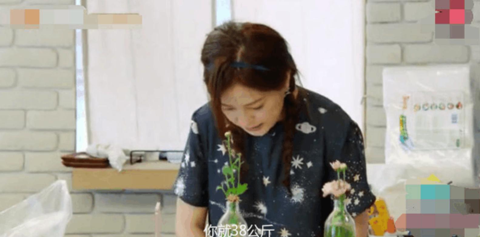 周冬雨身穿清新的薄荷色挂脖礼服,周冬雨巴黎时装周露腰撞色造型