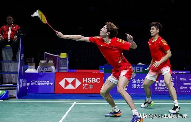 羽毛球高远球打不出大弧度很难打到后场,你该这么练