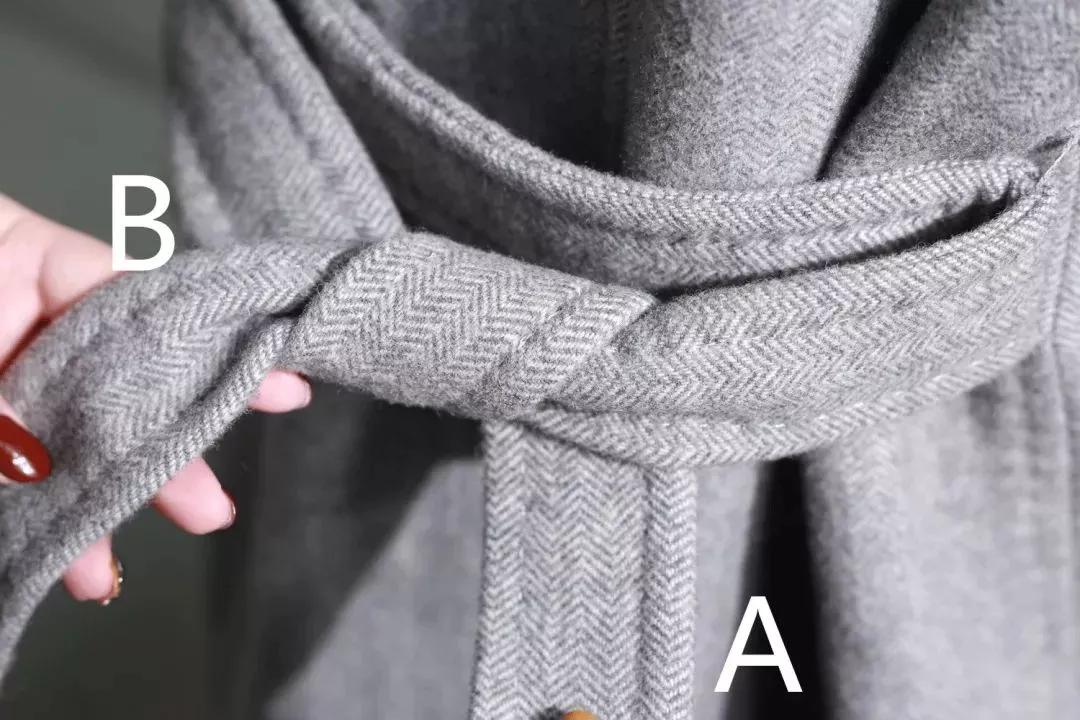 风衣后面的腰带怎么系,带扣风衣腰带后面系法