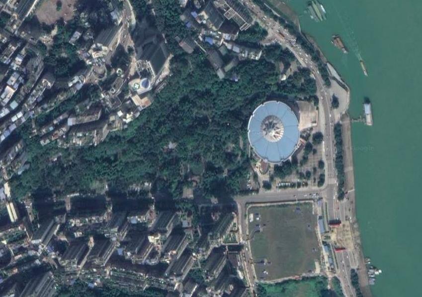 卫星上看重庆万州：城市被长江隔开，机场建在一座山上