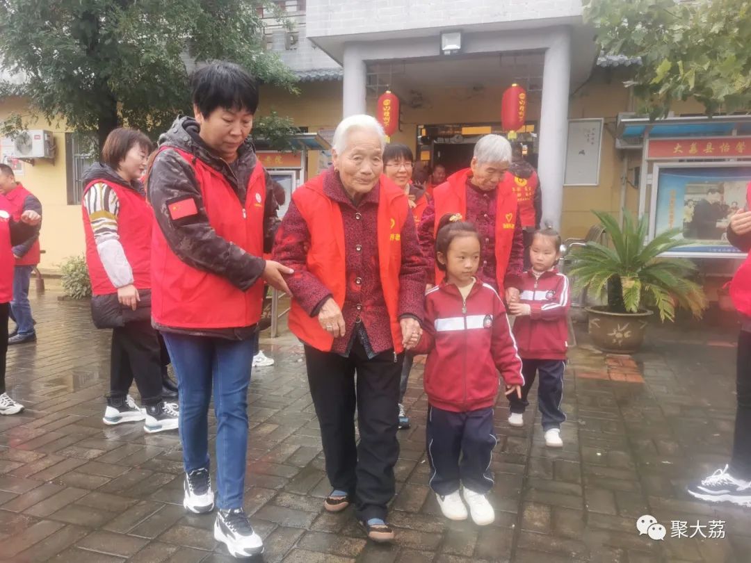 陪老人度过美好重阳节，大荔金龙、鸿运驾校、秦东考务中心在行动
