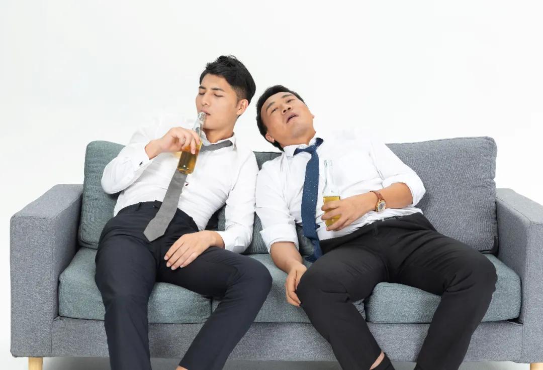 喝酒能解决失眠问题吗,失眠能靠喝酒解决问题吗