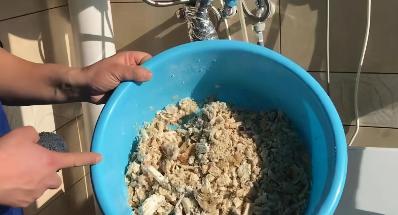 热水器长年没清洗，脏水哗哗流不停，看看洗澡水有多脏