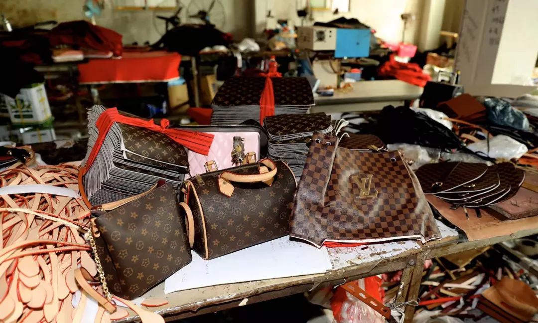 Burberry、LV、贝亲……从奢侈品到婴儿用品，这些制假售假团伙都被上海警方摧毁了