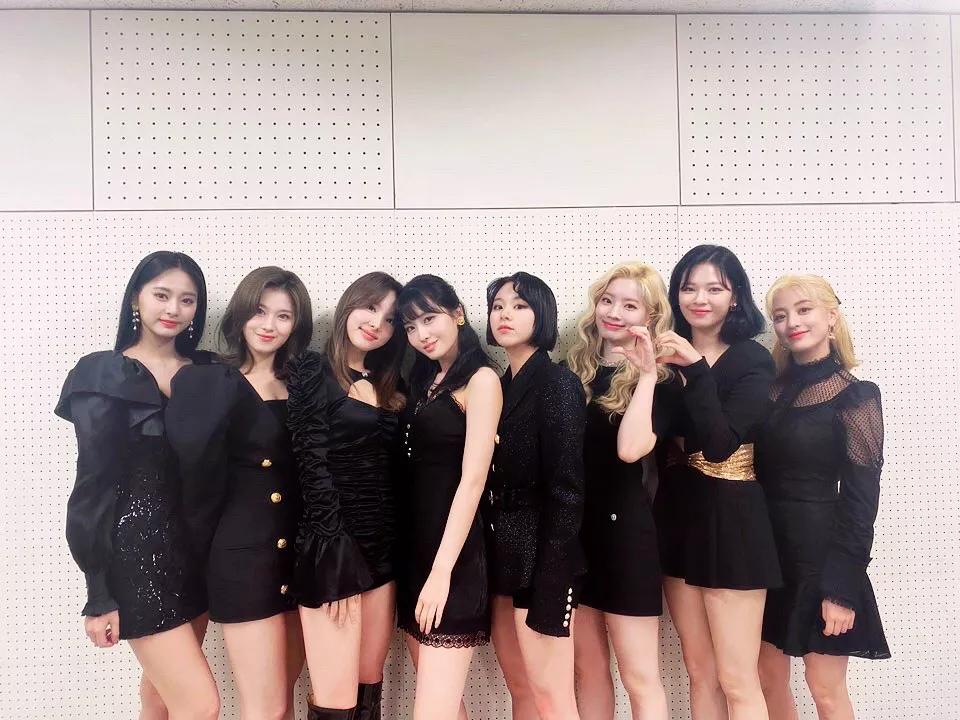 金希澈出道15年首次公开恋情，女友还被评为95后爱豆中最懂穿的人