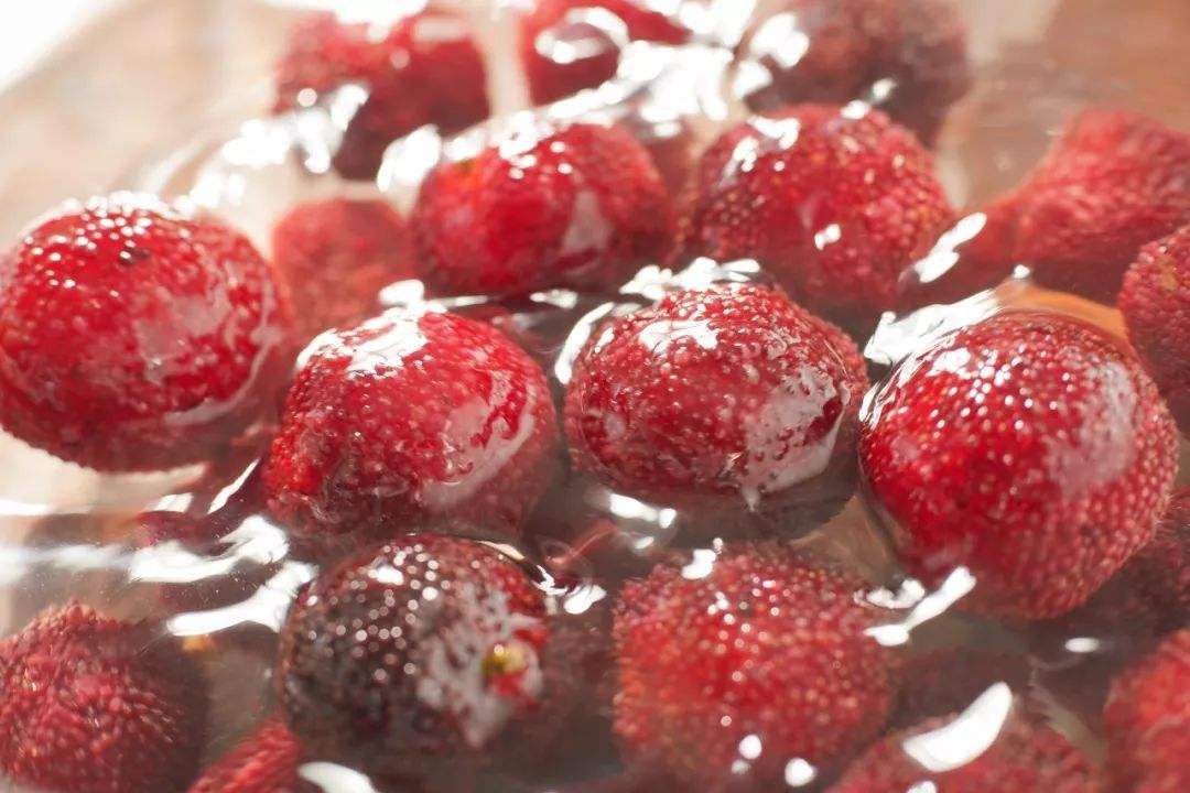 盐水洗水果增加农药残留,用盐水洗杨梅可以减少酸吗