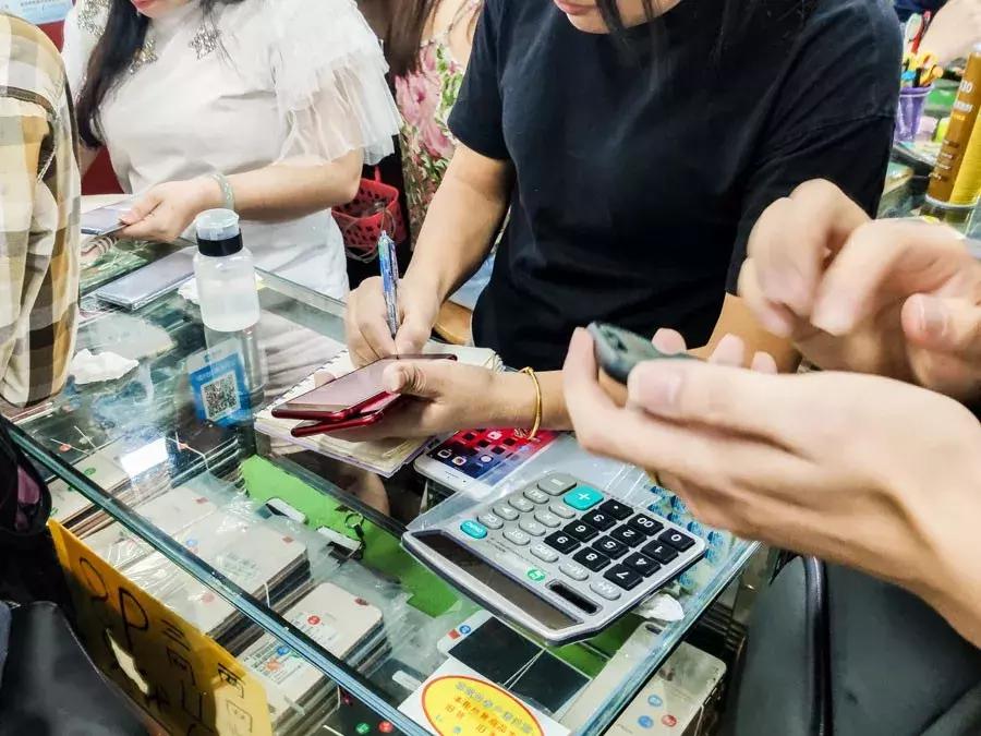 60秒赔了100万！在华强北倒腾“二手机”，比炒股刺激多了…