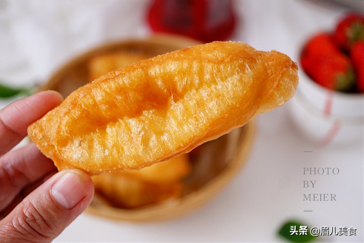 家庭自制油条蓬松酥脆做法简单,自制蓬松酥脆好油条手把手教给你