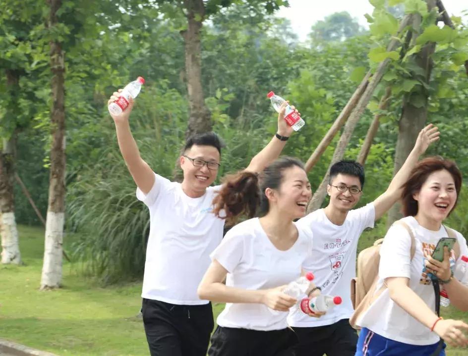 好老师教育“风雨同行十五载，携手并肩再奋进”主题拉练活动启动