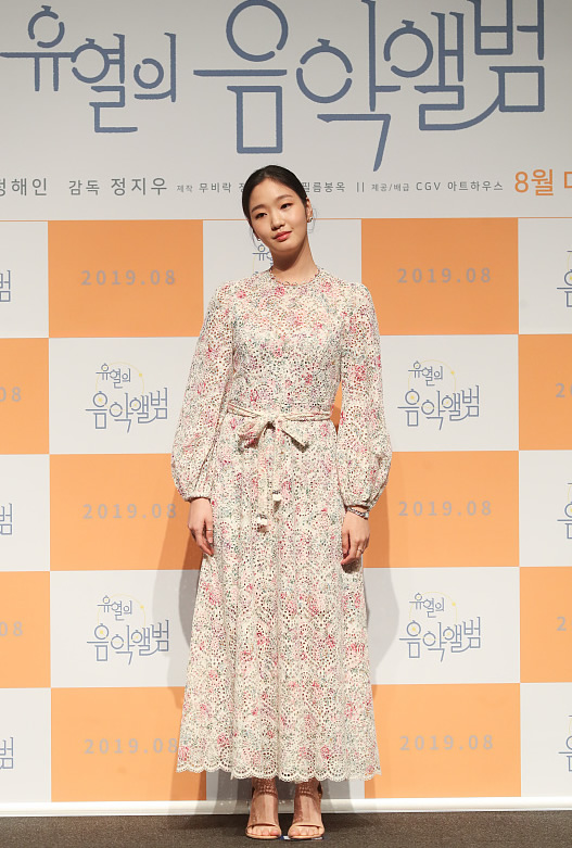 金高银穿搭丝绒裙,韩国美女穿黑丝绸连衣裙