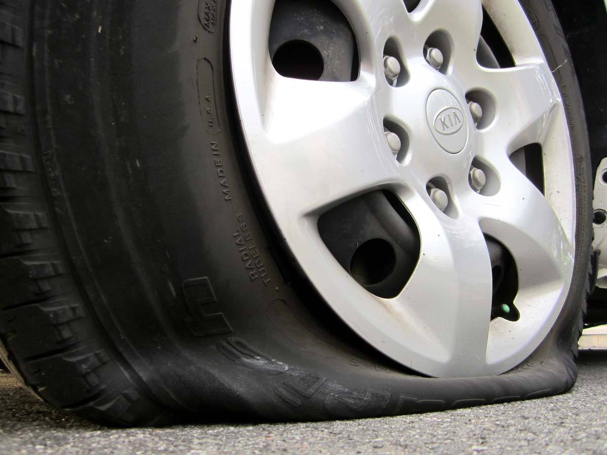 干货如何预防和应对爆胎,怎样装轮胎才能避免损坏胎压监测