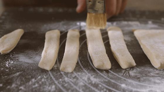 早餐油条怎么做酥脆松软完整教程,酥脆可口的油条是怎么做出来的
