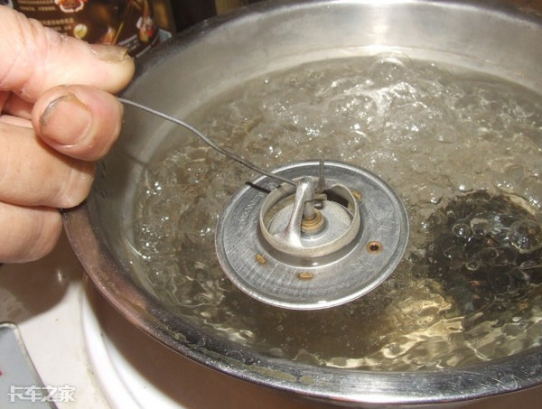 货车发动机大修水温容易高,货车发动机水温高解决办法