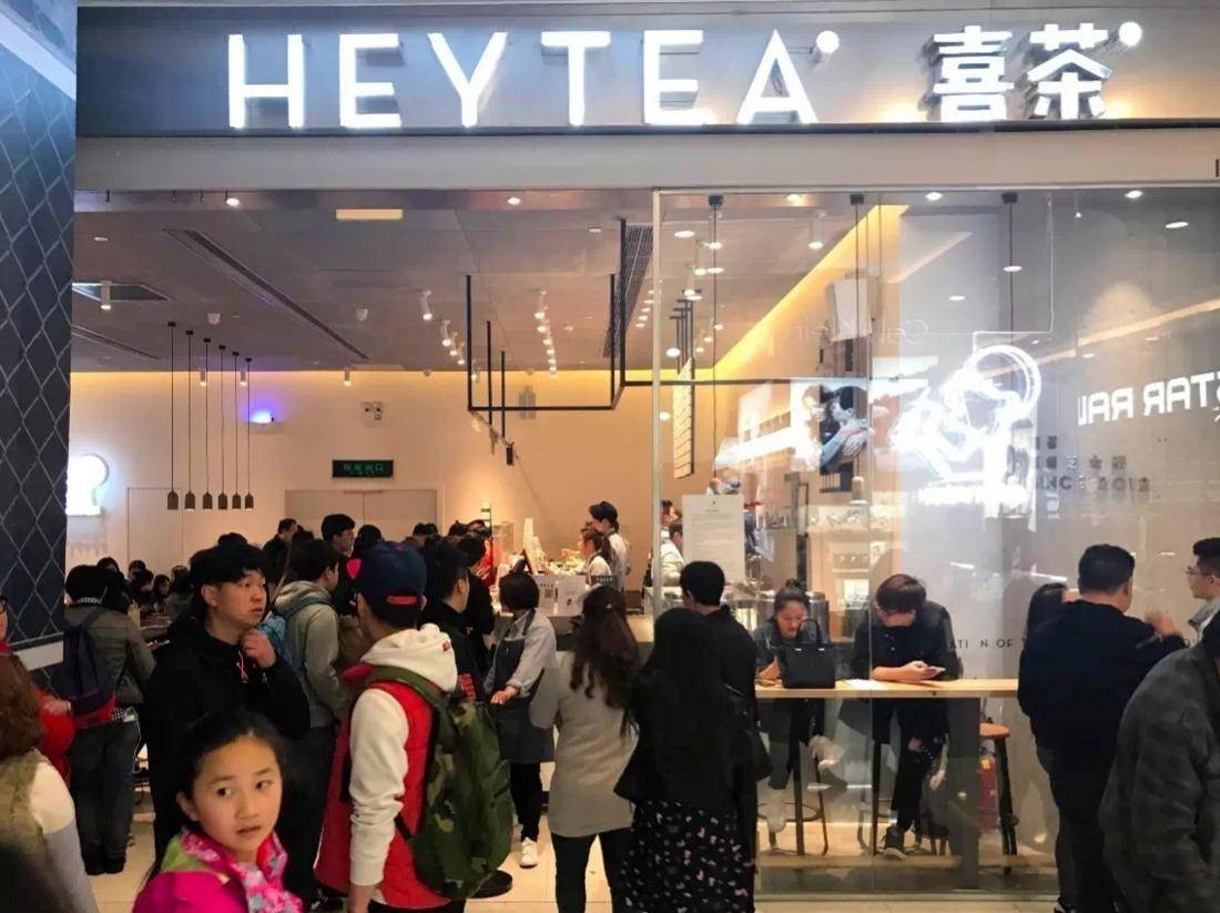 奶茶200块钱一杯排队八个小时,一杯奶茶60元排队买