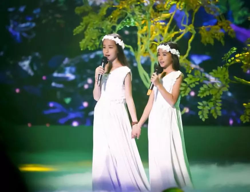 29岁不当记者，追随德国老公守护雨林，两女儿宛如天使，可不上学