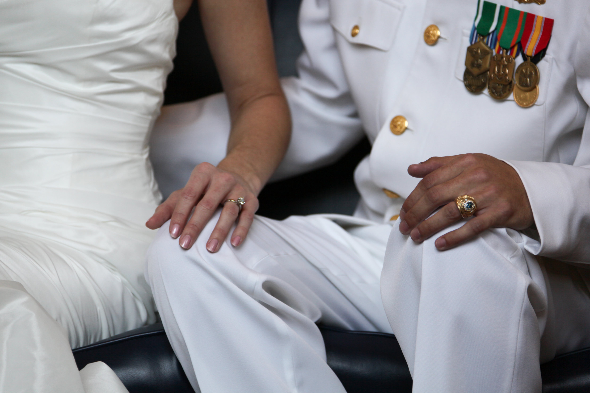 美国的戒指文化：军校学员人手一枚，拿不到文凭就得退还学校