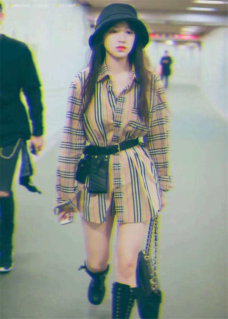 胸大怎么穿衣服不尴尬,胸大的妹子穿什么衣服保守