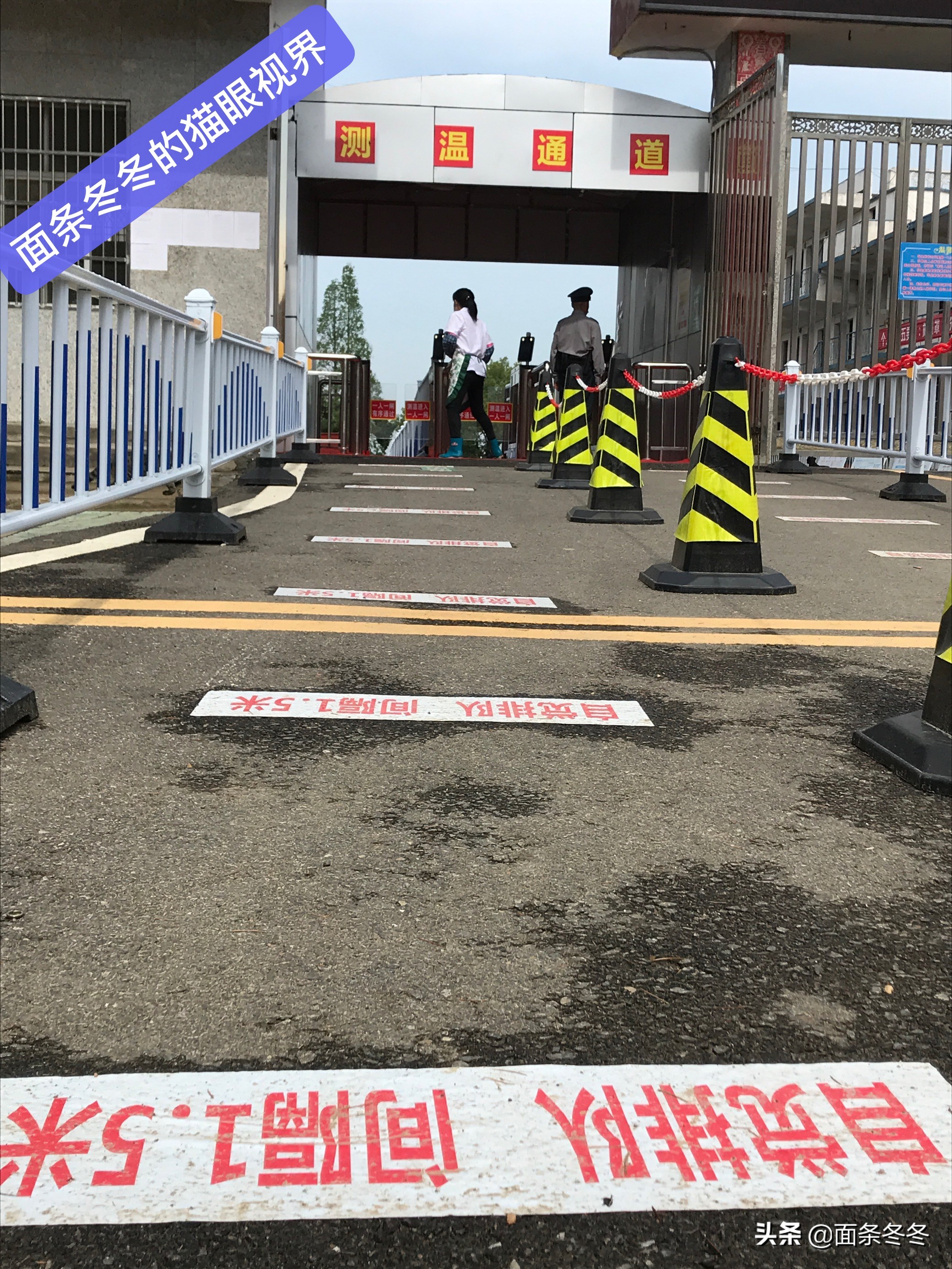 跟着“片儿警”入校巡查复学复课的湖北安陆市陈店初中