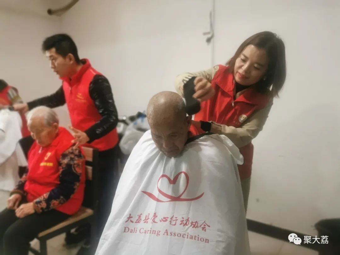 陪老人度过美好重阳节，大荔金龙、鸿运驾校、秦东考务中心在行动